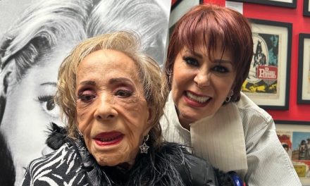 Alejandra Guzmán honra a Silvia Pinal con un diamante hecho de sus restos
