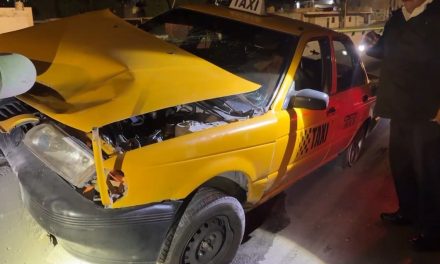 Taxista regresaba de una posada con amigos y lo abandonan tras chocar en Saltillo