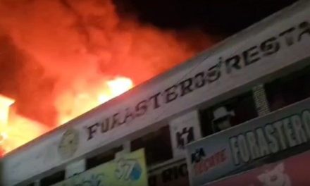 Policía rescata a 23 personas atrapadas en un incendio de bar en Durango
