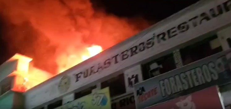 Policía rescata a 23 personas atrapadas en un incendio de bar en Durango