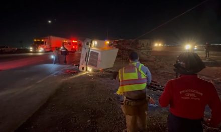 Camión de volteo vuelca tras golpear cables de alta tensión