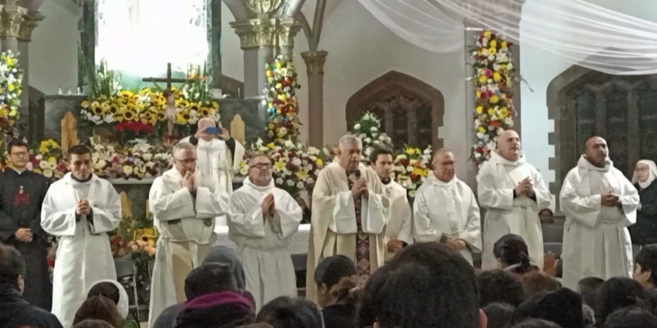 Cantan las mañanitas a la Virgen en Saltillo