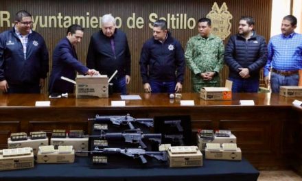 Entrega Chema Fraustro cartuchos a la Comisaría de Seguridad