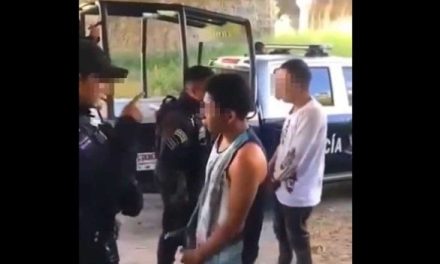 Video: Policías de Celaya humillan y obligan a detenidos a besarse