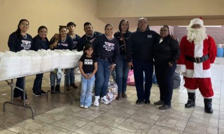 Llevan cenas navideñas a familias de la Carbonífera