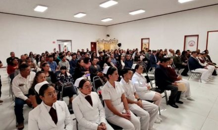 Realizan imposición de cofias y filipinas a enfermeros en Villa de Agujita