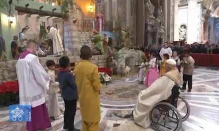 Coloca el Papa Francisco al niño Dios en el nacimiento coahuilense del Vaticano