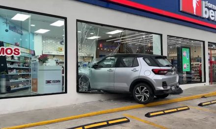 Conductora estrella su vehículo contra una farmacia en la carretera Los Valdez