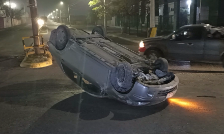 Saltillo: Salta el camellón y vuelca, iba alcoholizado y acelerado