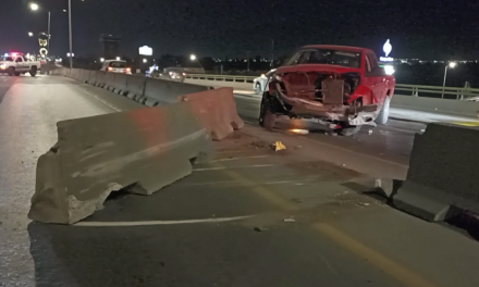 Saltillo: Deja destrozos y caos vial tras choque, ebrio conductor se quedó dormido