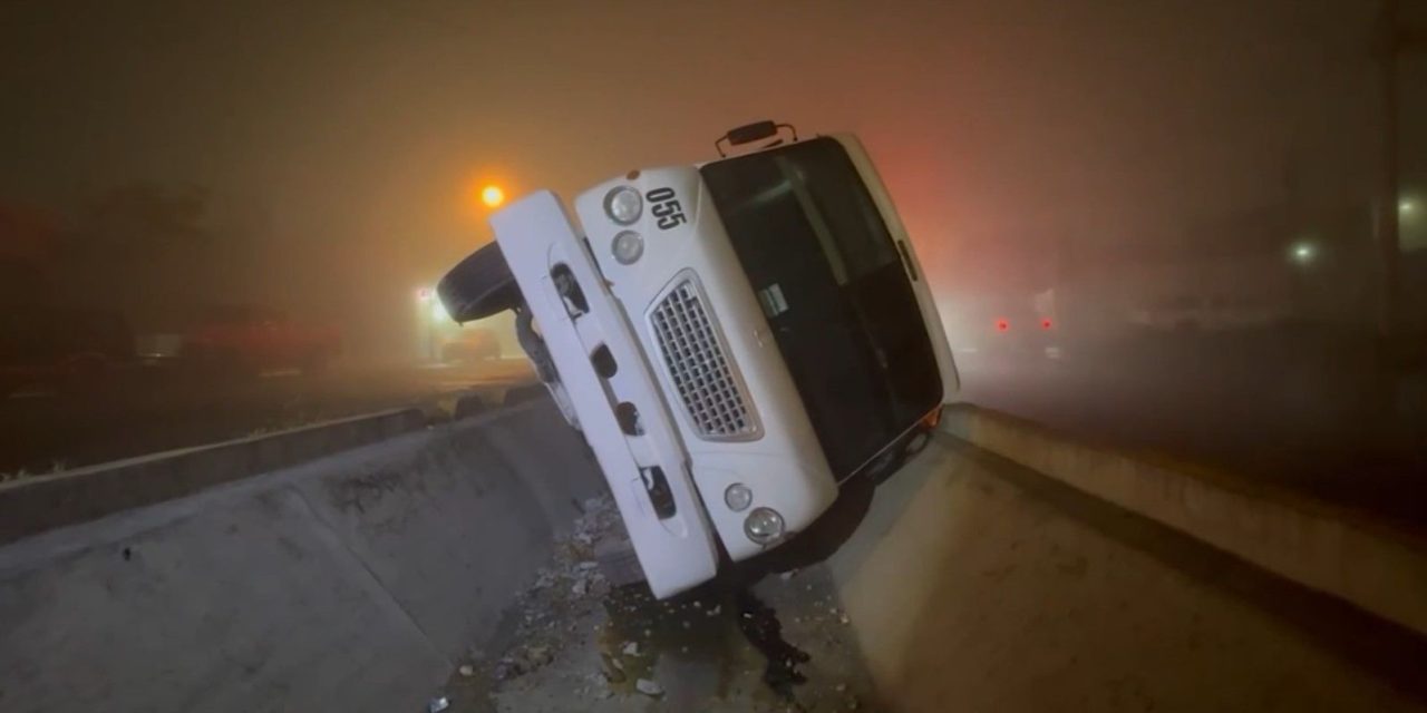 Transporte de personal cae a un canal pluvial en Saltillo tras accidente