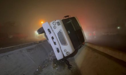 Transporte de personal cae a un canal pluvial en Saltillo tras accidente