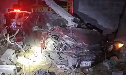 Derriba una barda tras impactarse en Lomas del Pedregal y lo abandona