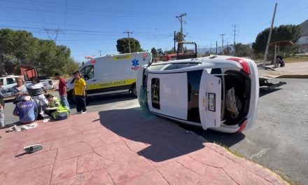 Dos heridos tras volcadura en Saltillo