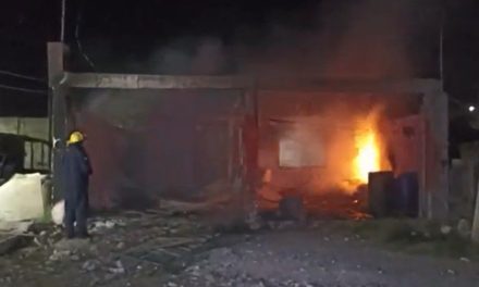 Fuego consume casa de carpintero en Saltillo