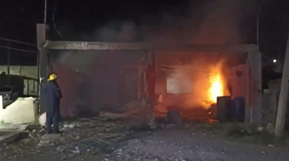 Fuego consume casa de carpintero en Saltillo