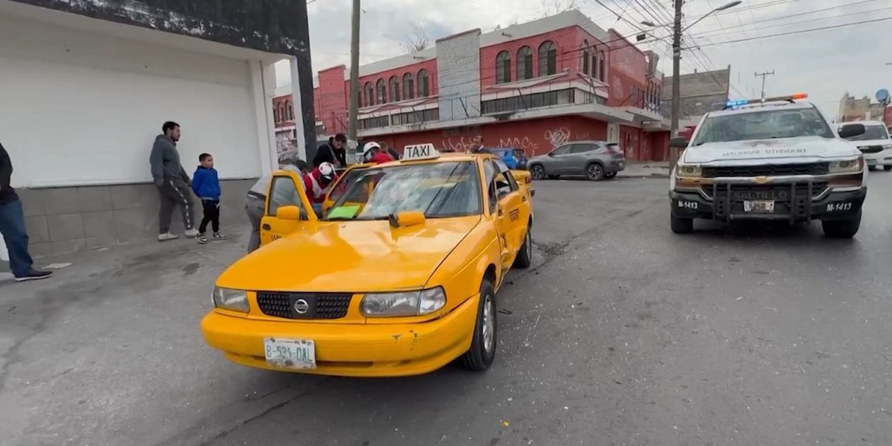 Impacta a taxista en Saltillo; un hombre resulta herido