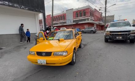 Impacta a taxista en Saltillo; un hombre resulta herido