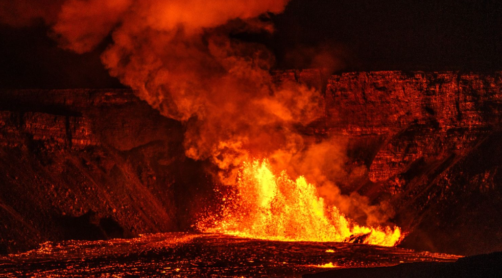 El volcán Kilauea entra en erupción y eleva alerta a naranja en Hawái