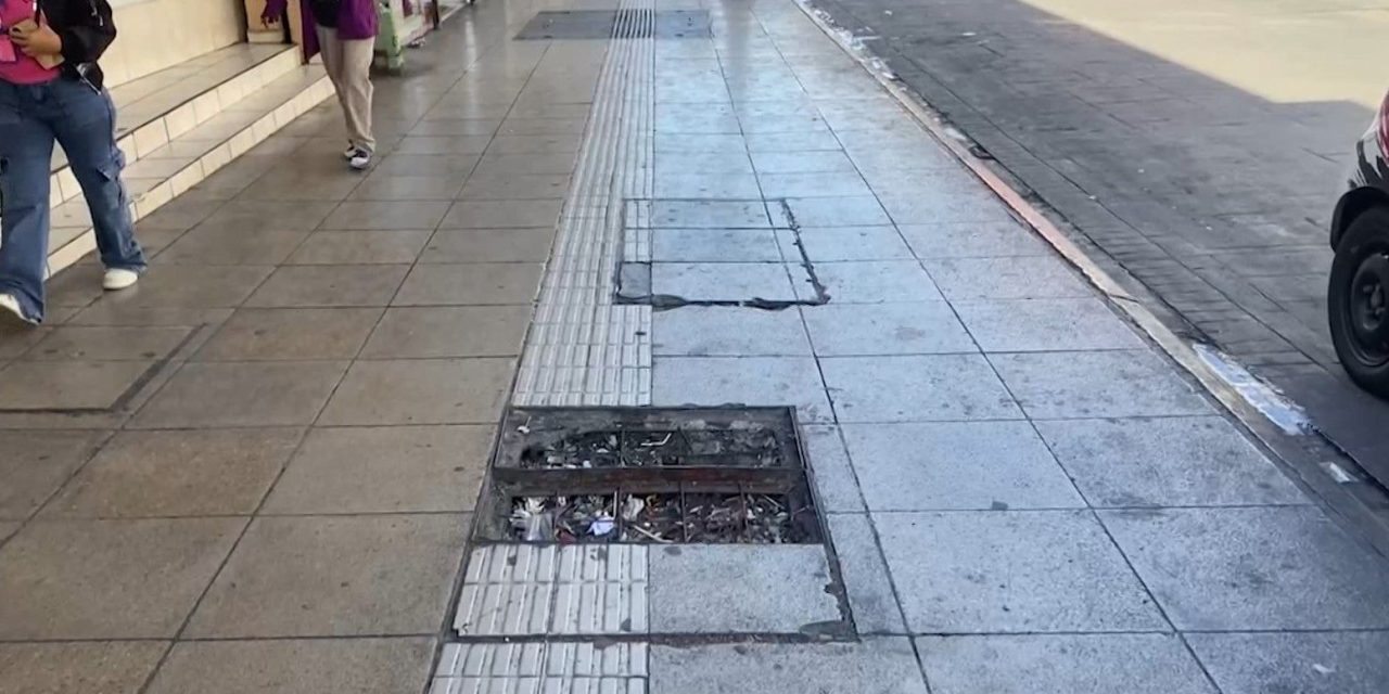 Mosaico en mal estado en el centro de Saltillo es un peligro para los peatones