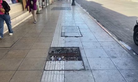 Mosaico en mal estado en el centro de Saltillo es un peligro para los peatones