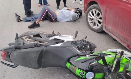 Choca motociclista contra una camioneta en el centro de Sabinas