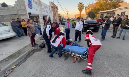 Motociclista sufre fractura expuesta tras impactar de frente