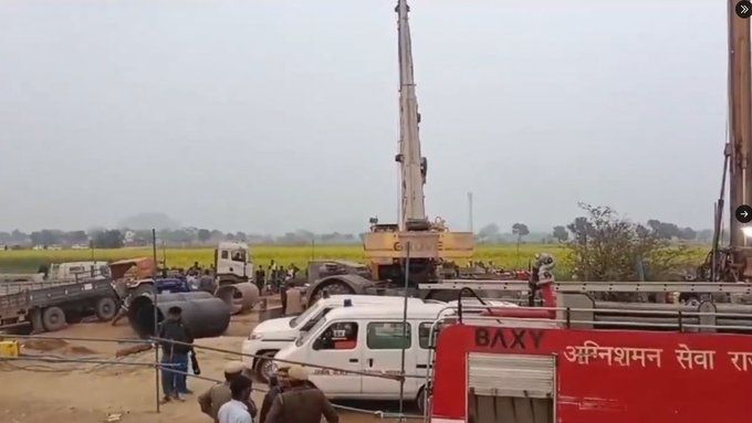 Niña de 3 años se encuentra atrapada en un pozo desde el lunes en la India