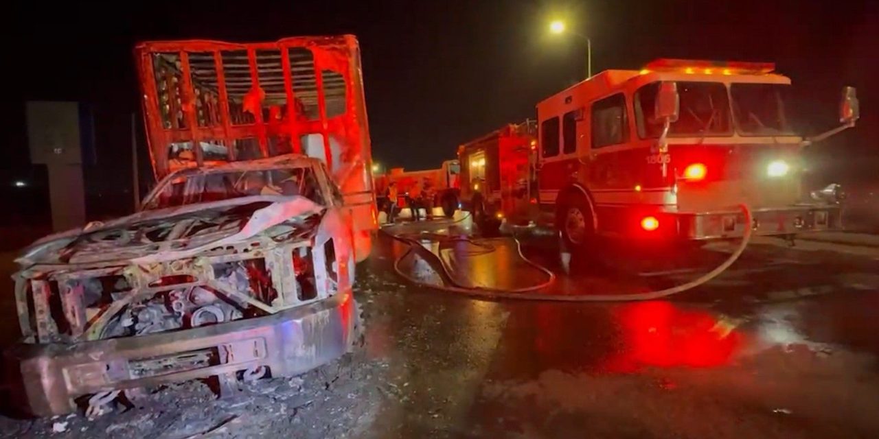 Camión se consume en la carretera Saltillo-Monterrey
