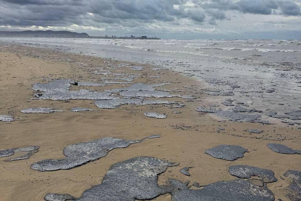 Derrame de petróleo en Rusia afecta 49 kilómetros de playas en Krasnodar