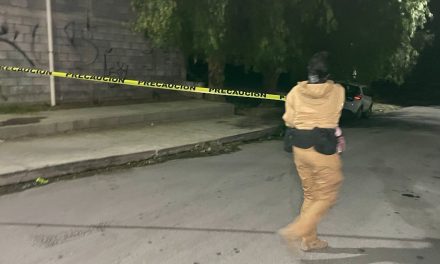 Hombre sale por la puerta falsa en navidad en Saltillo