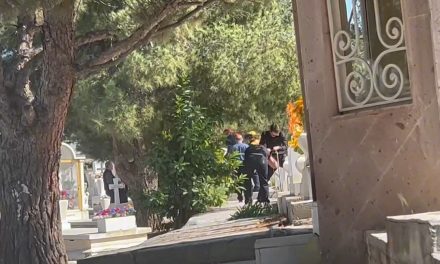 Se caen 3 personas en lápida del panteón Santo Cristo