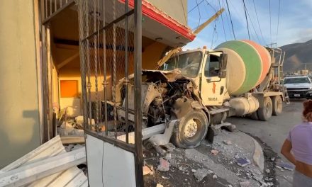Conductor de camión se mete hasta la cocina en Loma Linda