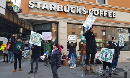 A cinco días de Navidad, trabajadores de Starbucks van a huelga en Estados Unidos