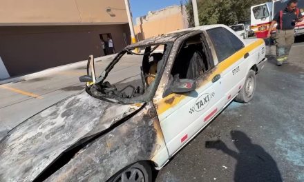 Taxi queda reducido a cenizas tras incendio en Saltillo