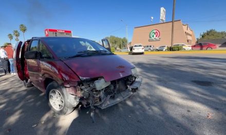 Tras choque vehículo termina sobre camellón en Saltillo