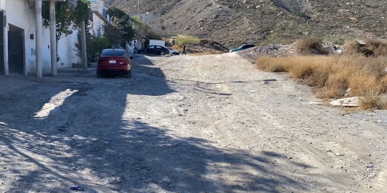 Vecinos solicitan pavimentación en la colonia Cumbres Poniente