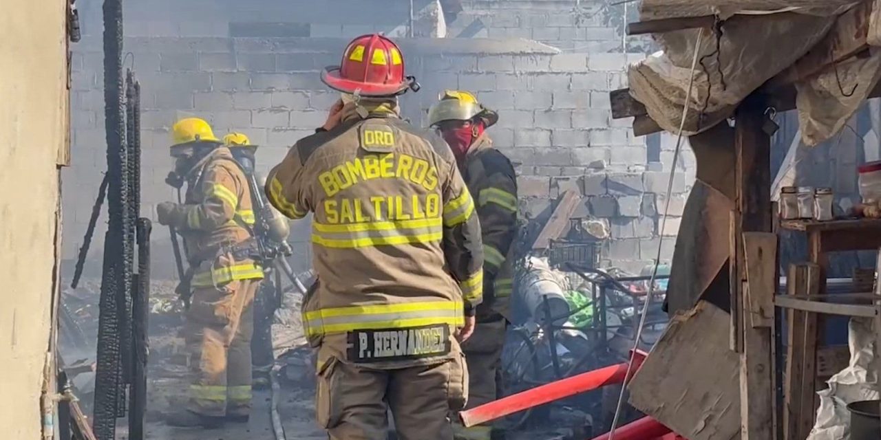 Voraz incendio en la colonia Omega afectó a varios domicilios