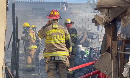 Voraz incendio en la colonia Omega afectó a varios domicilios