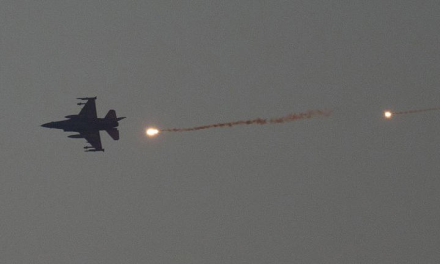 Israel bombardea objetivos hutíes en Yemen, causando cierre de infraestructura clave