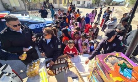 Conviven policías de Monclova con ciudadanos por Día de Reyes
