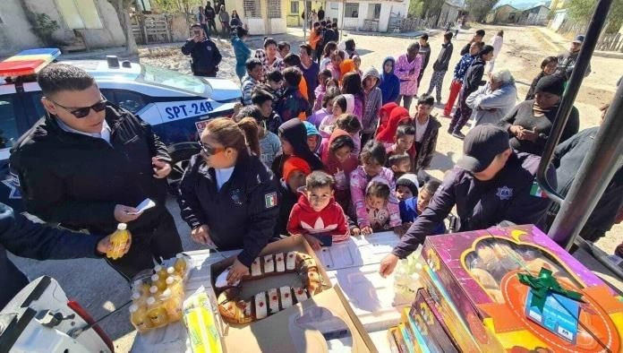 Conviven policías de Monclova con ciudadanos por Día de Reyes