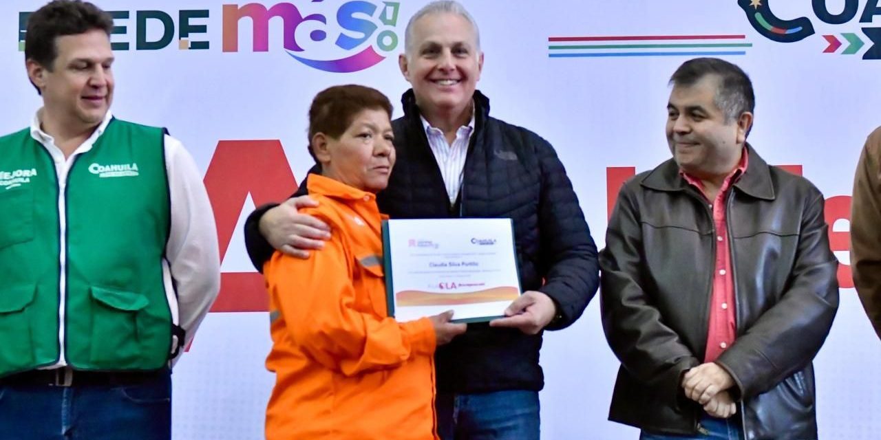 Entrega Román Cepeda reconocimientos a personal de La Ola