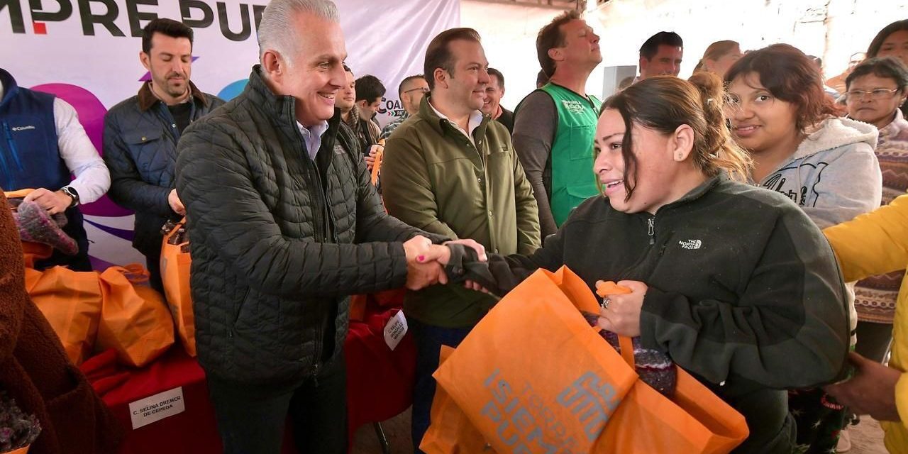 Lleva Román Cepeda el ‘Operativo Abrigo’ al ejido La Estrella