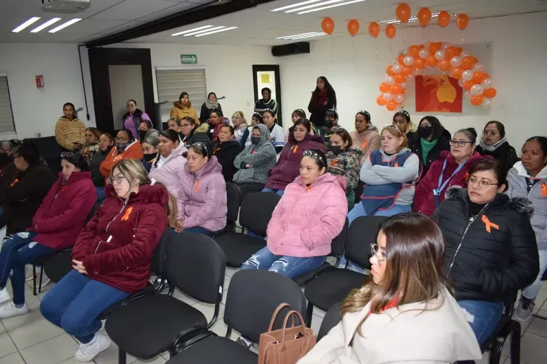Conmemoran el ‘Día Naranja’ con plática en empresa en la Laguna