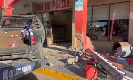 Accidente automovilístico causa daños en panadería de Ramos Arizpe