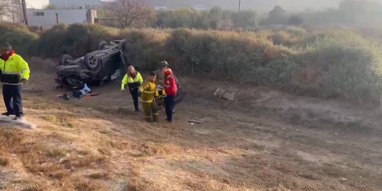 Accidente en el boulevard Miguel Ramos Arizpe provocó lesiones a dos personas
