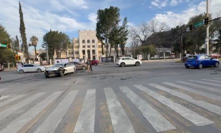 Accidente vehicular en la colonia República por vuelta con semáforo en rojo