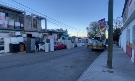 Acumulan lavadoras y refrigeradores en calles de la colonia Nueva Tlaxcala