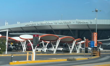 Taxis pirata dominan el Aeropuerto de Monterrey ante la ausencia de autoridad
